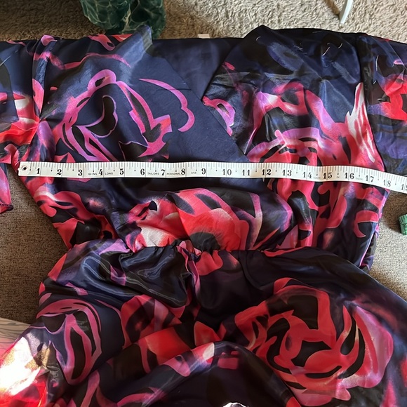 Elegant and sensuous Midi dress - Picture 4 of 10